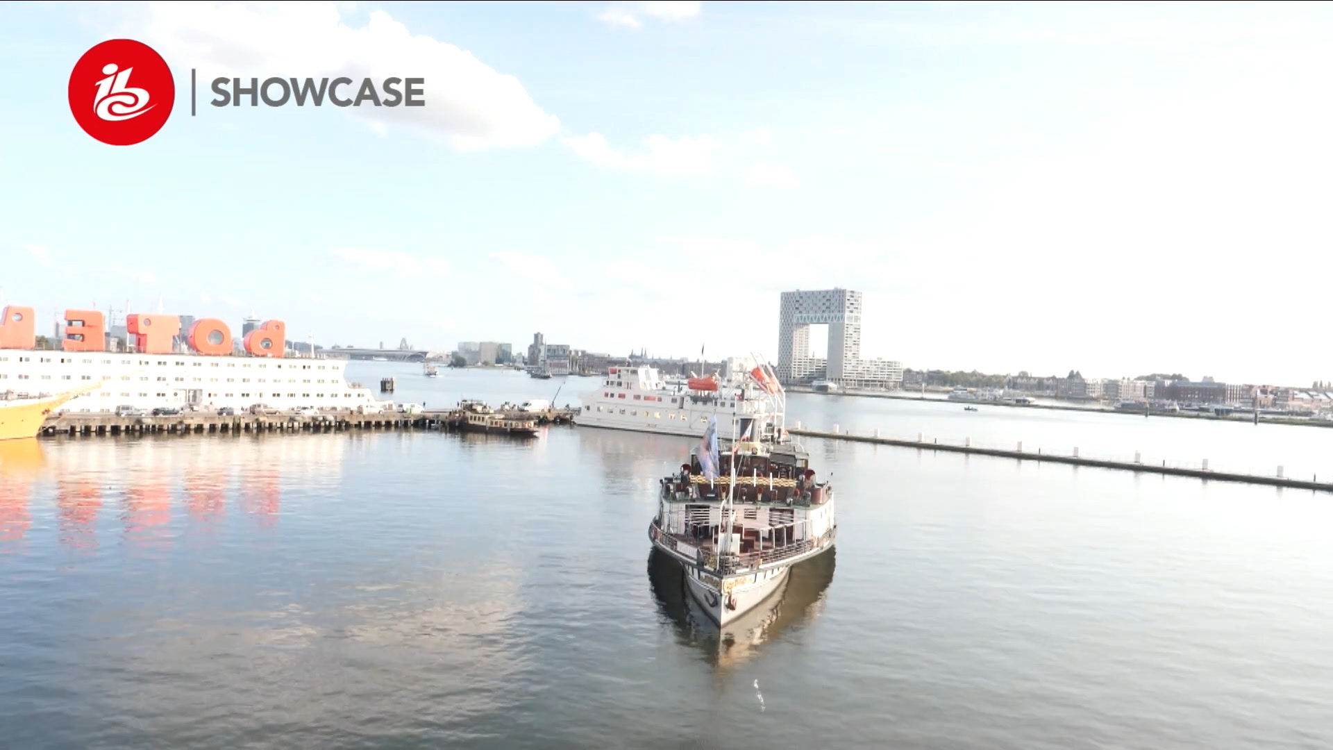 Les signaux ont été envoyés par la 5G depuis ce bateau situé sur un canal d'Amsterdam vers un site central à Londres